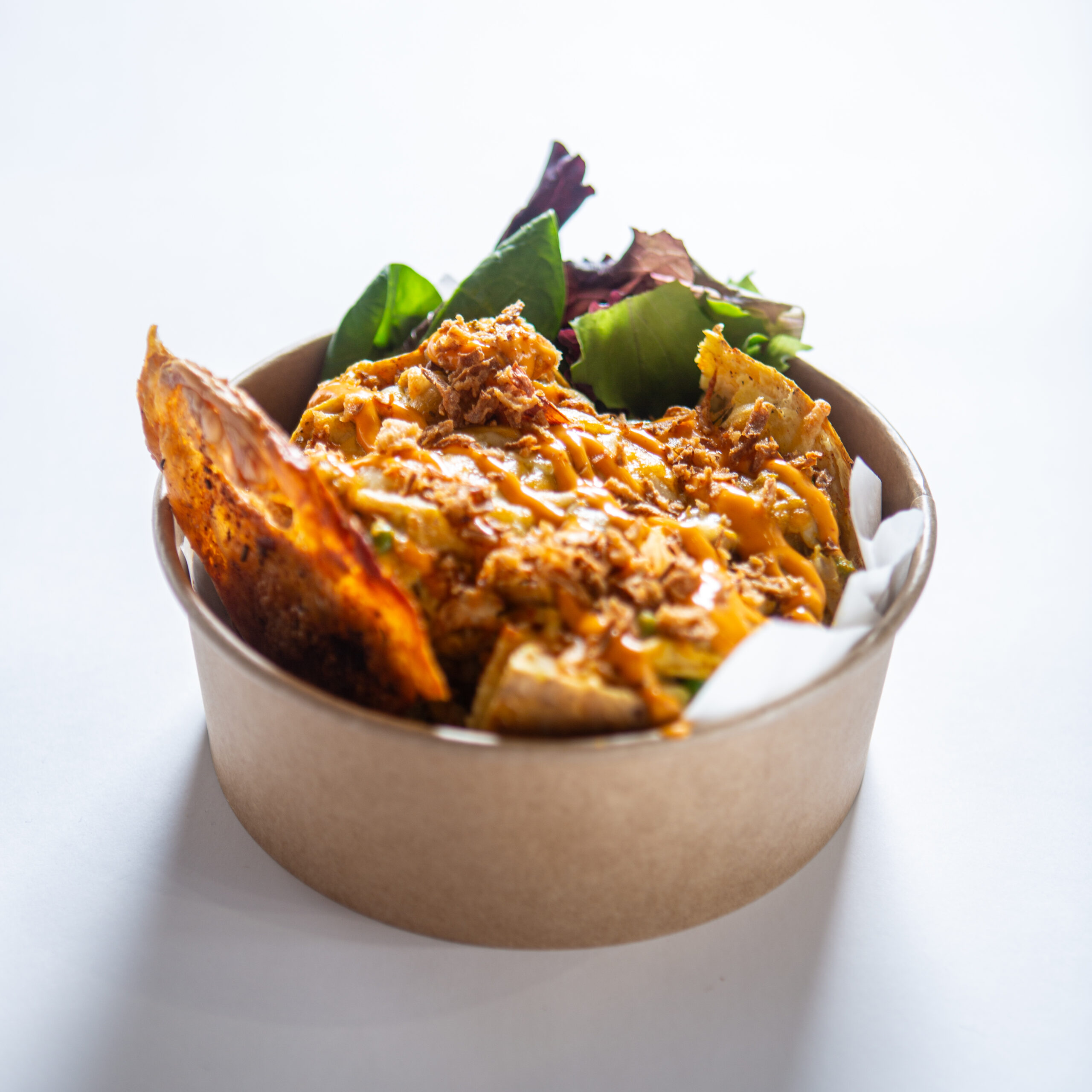 La Estofada — pollo marinado, sriracha-mayo y cebolla frita