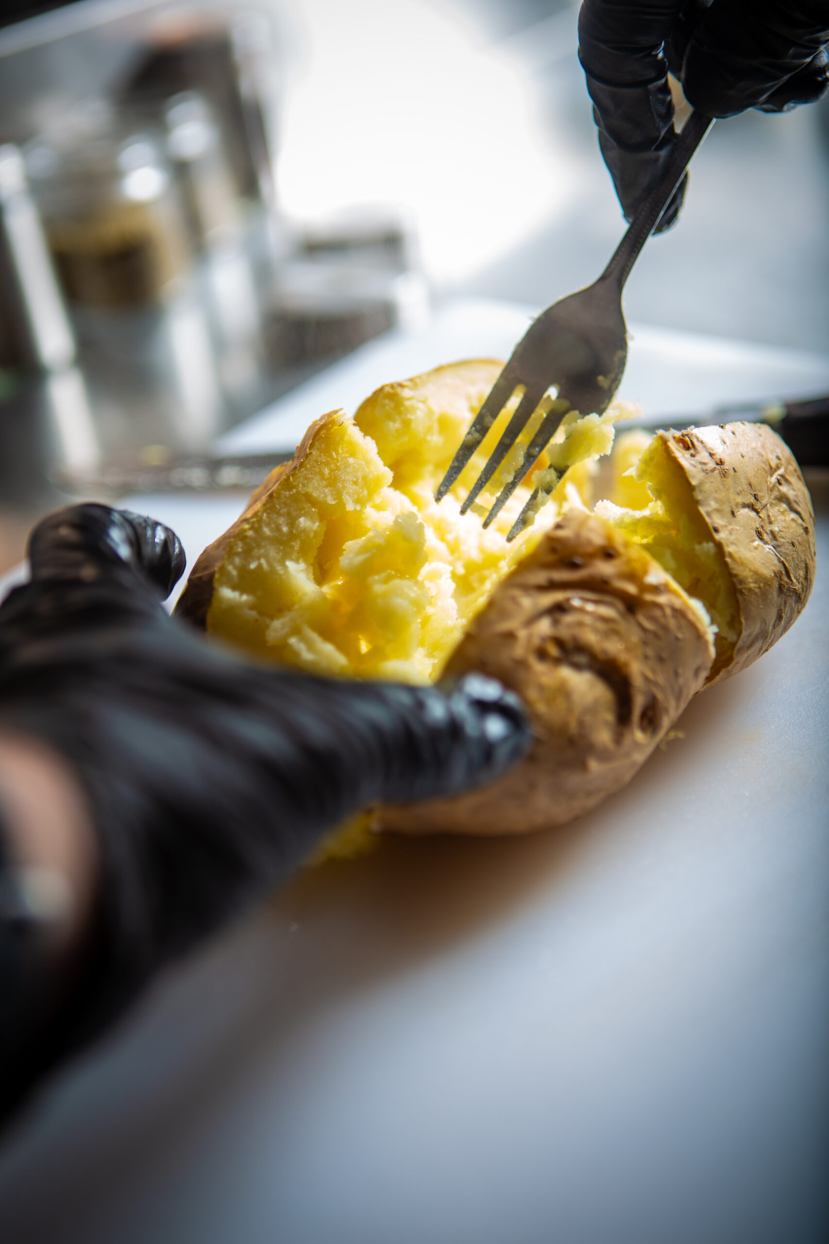 Ahuecando la patata con tenedor