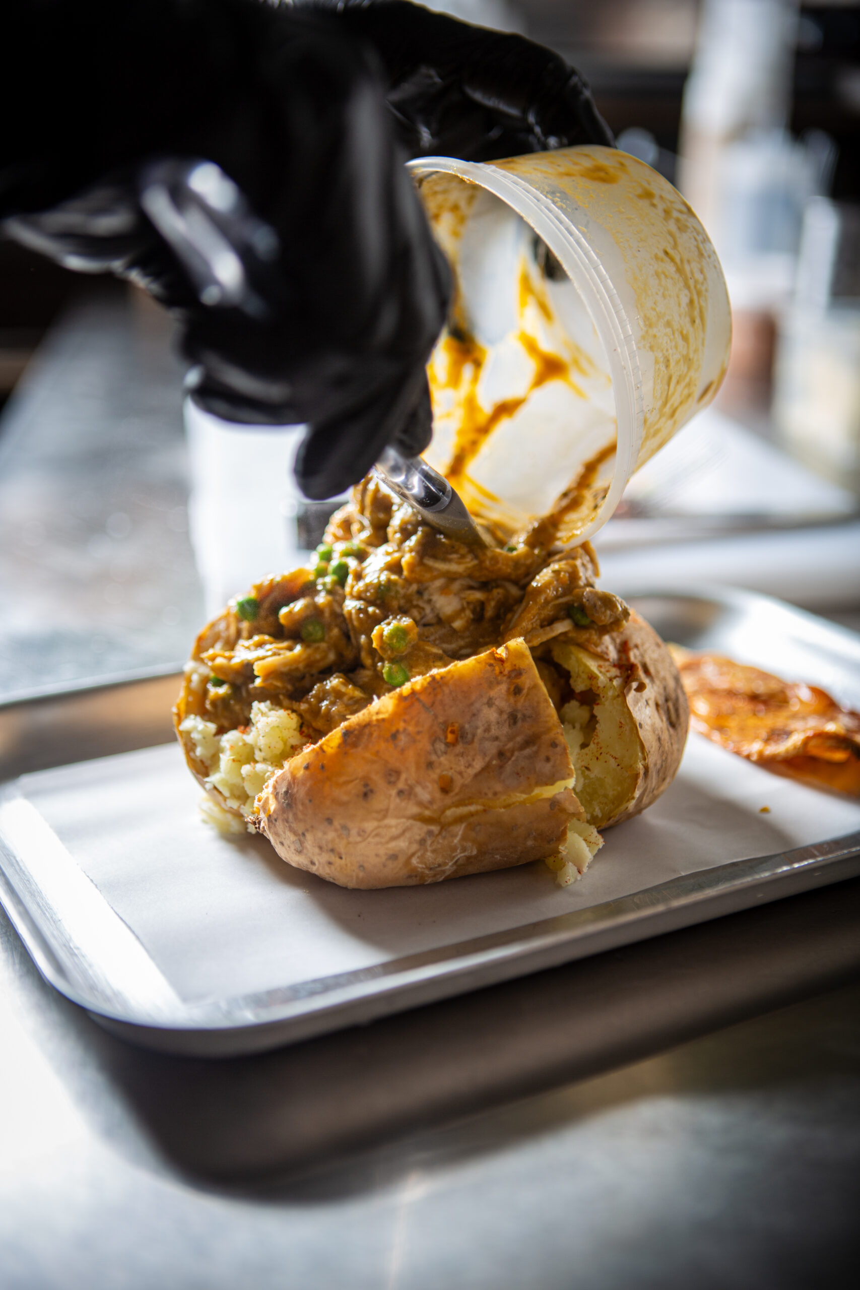 Rellenando la patata con la salsa