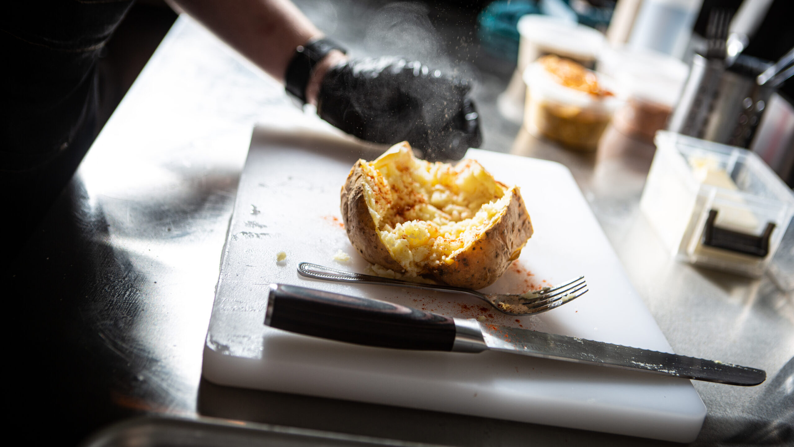 Patata asada al horno con pimentón y vapor
